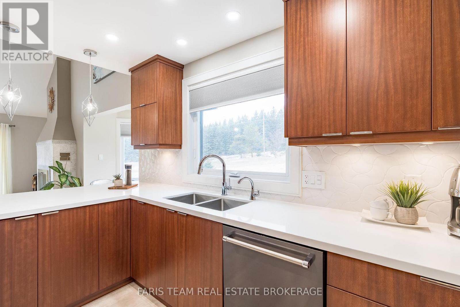 4 Earl Rowe Court, Adjala-Tosorontio, Ontario  L9R 1V3 - Photo 7 - N12917976