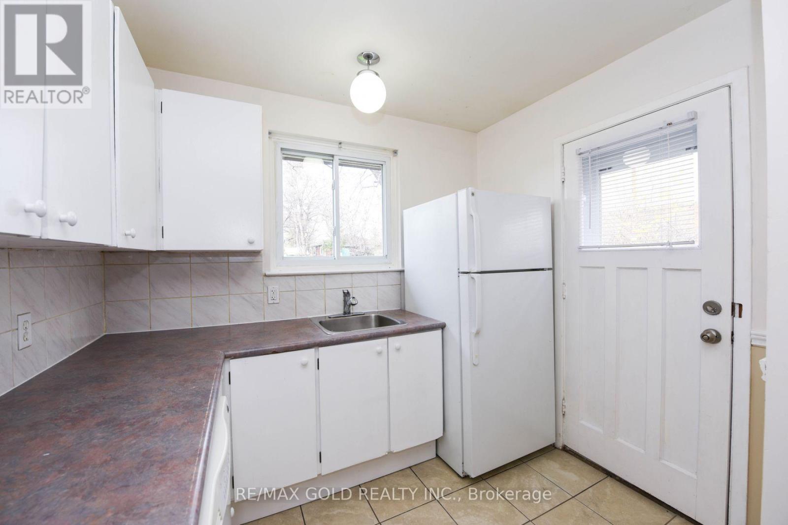 3657 Woodruff Crescent, Mississauga, Ontario  L4T 1T8 - Photo 5 - W12917932