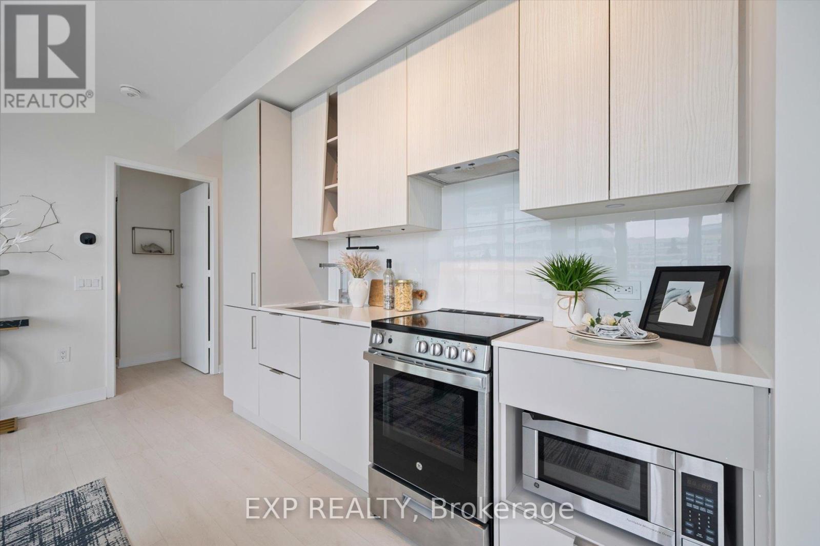 1403 - 3900 Confederation Parkway, Mississauga, Ontario  L5B 0M3 - Photo 10 - W12918012