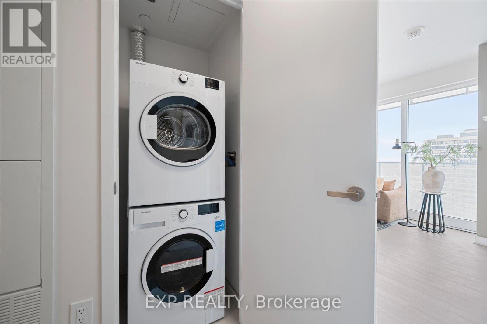 1403 - 3900 Confederation Parkway, Mississauga, Ontario  L5B 0M3 - Photo 17 - W12918012