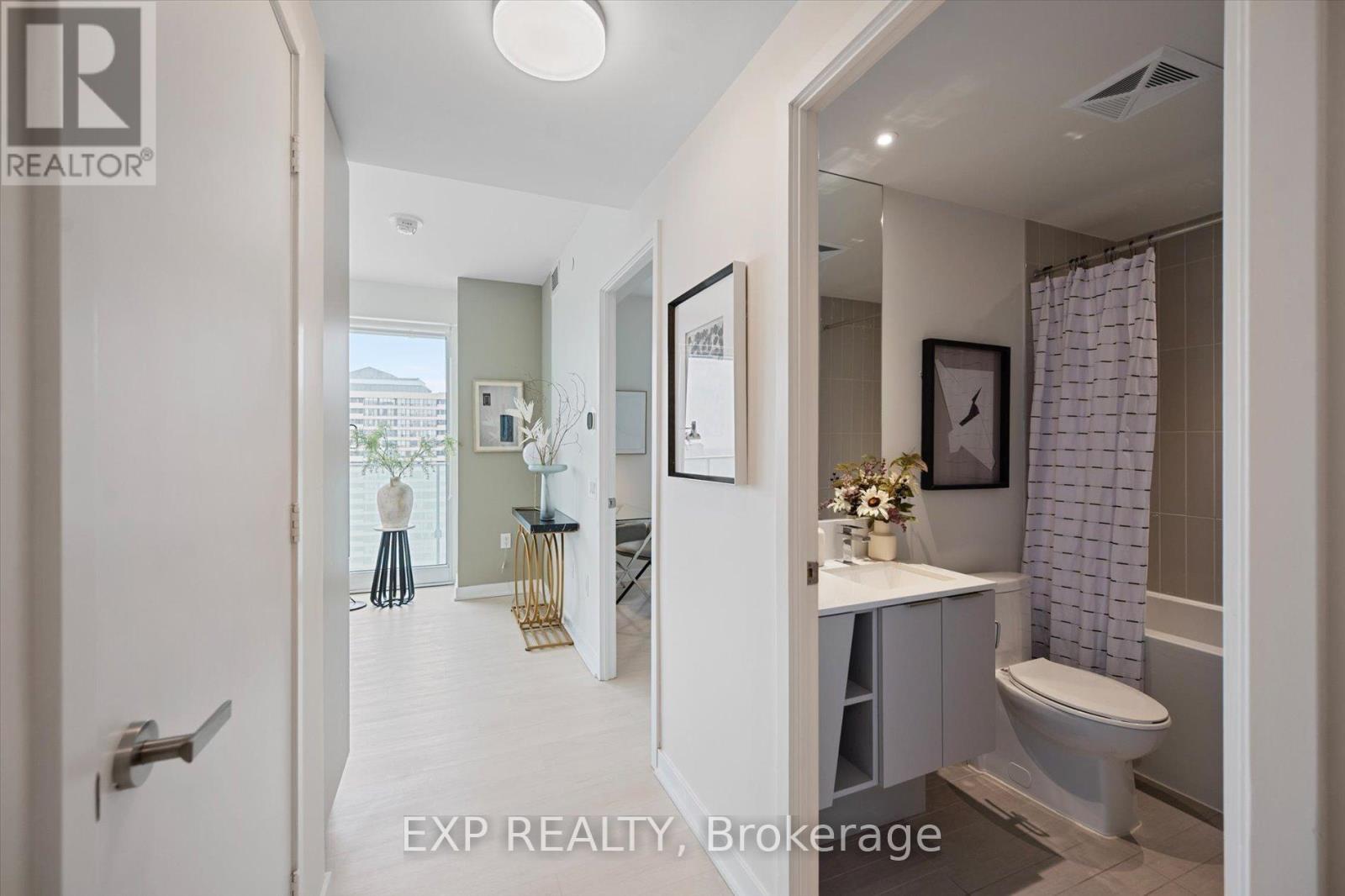 1403 - 3900 Confederation Parkway, Mississauga, Ontario  L5B 0M3 - Photo 3 - W12918012