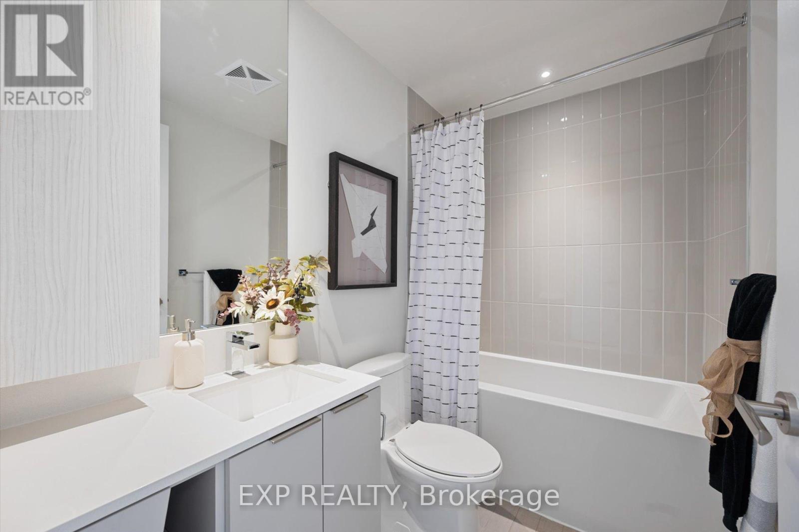 1403 - 3900 Confederation Parkway, Mississauga, Ontario  L5B 0M3 - Photo 5 - W12918012