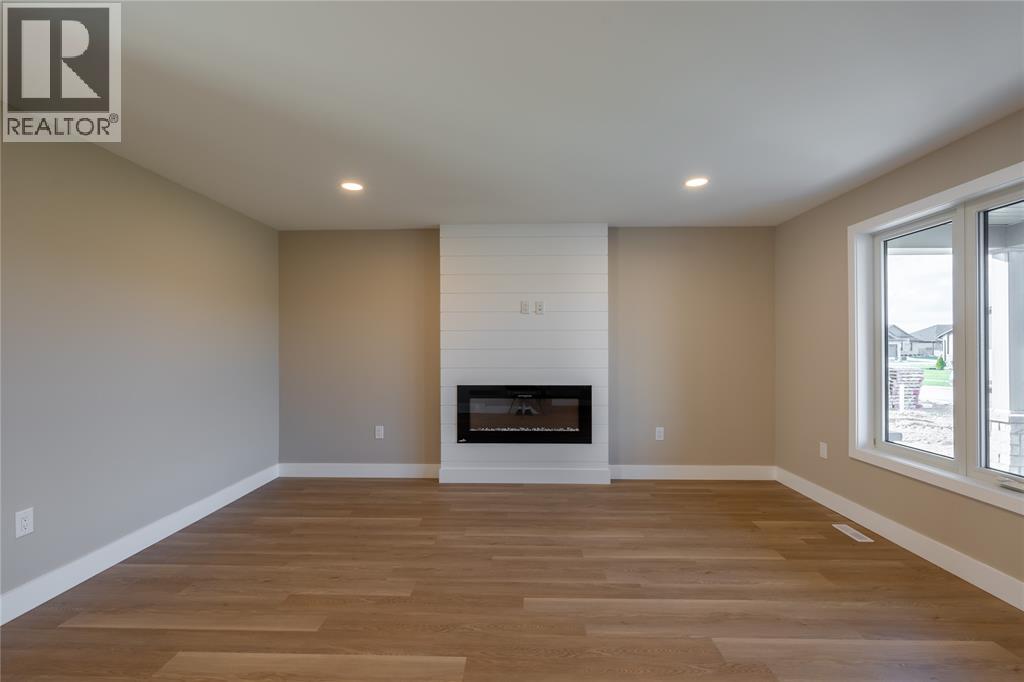 4005 Greenwood Drive, Petrolia, Ontario  N0N 1R0 - Photo 7 - 26001068