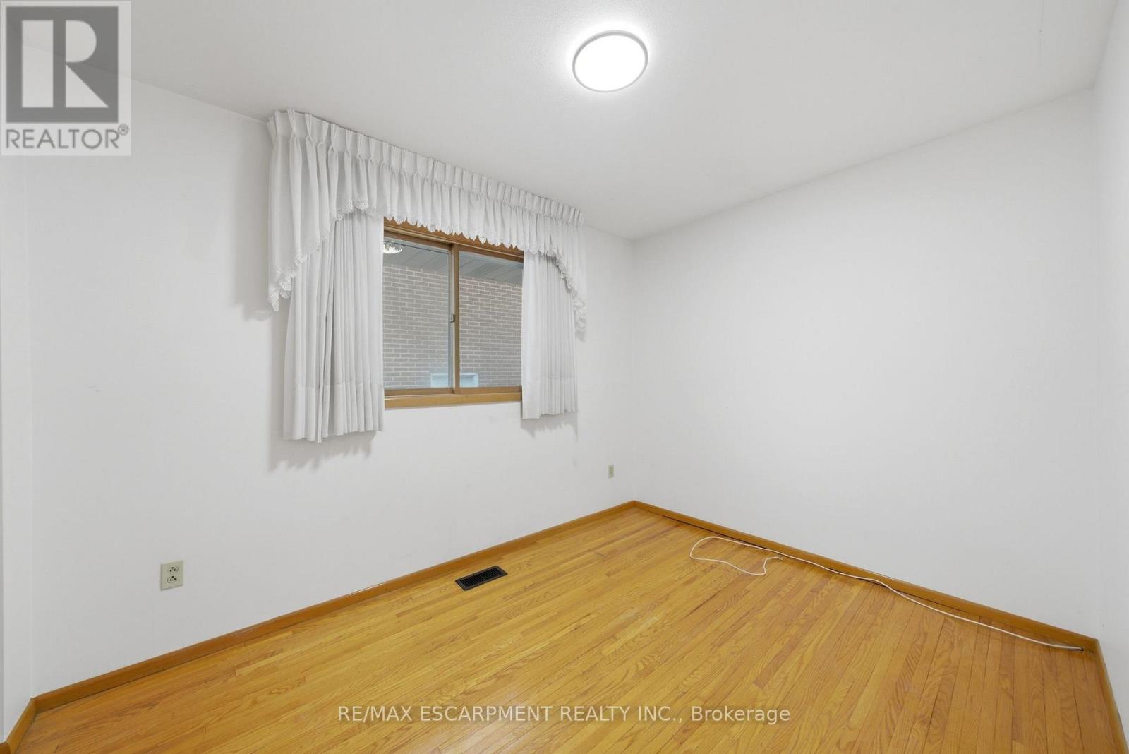 136 Cromwell Crescent, Hamilton, Ontario  L8G 2G2 - Photo 11 - X12917978