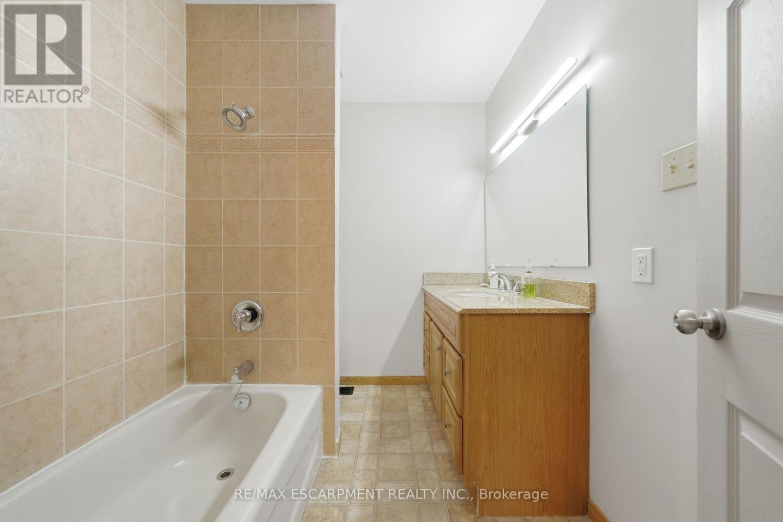 136 Cromwell Crescent, Hamilton, Ontario  L8G 2G2 - Photo 12 - X12917978