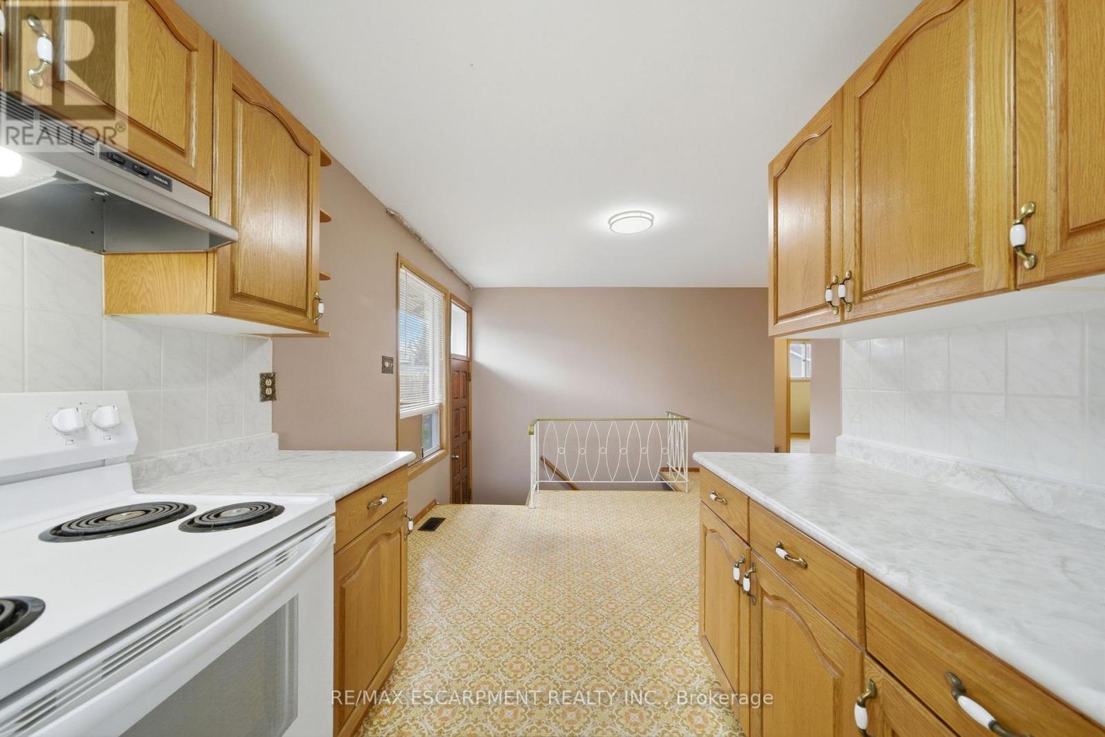 136 Cromwell Crescent, Hamilton, Ontario  L8G 2G2 - Photo 8 - X12917978