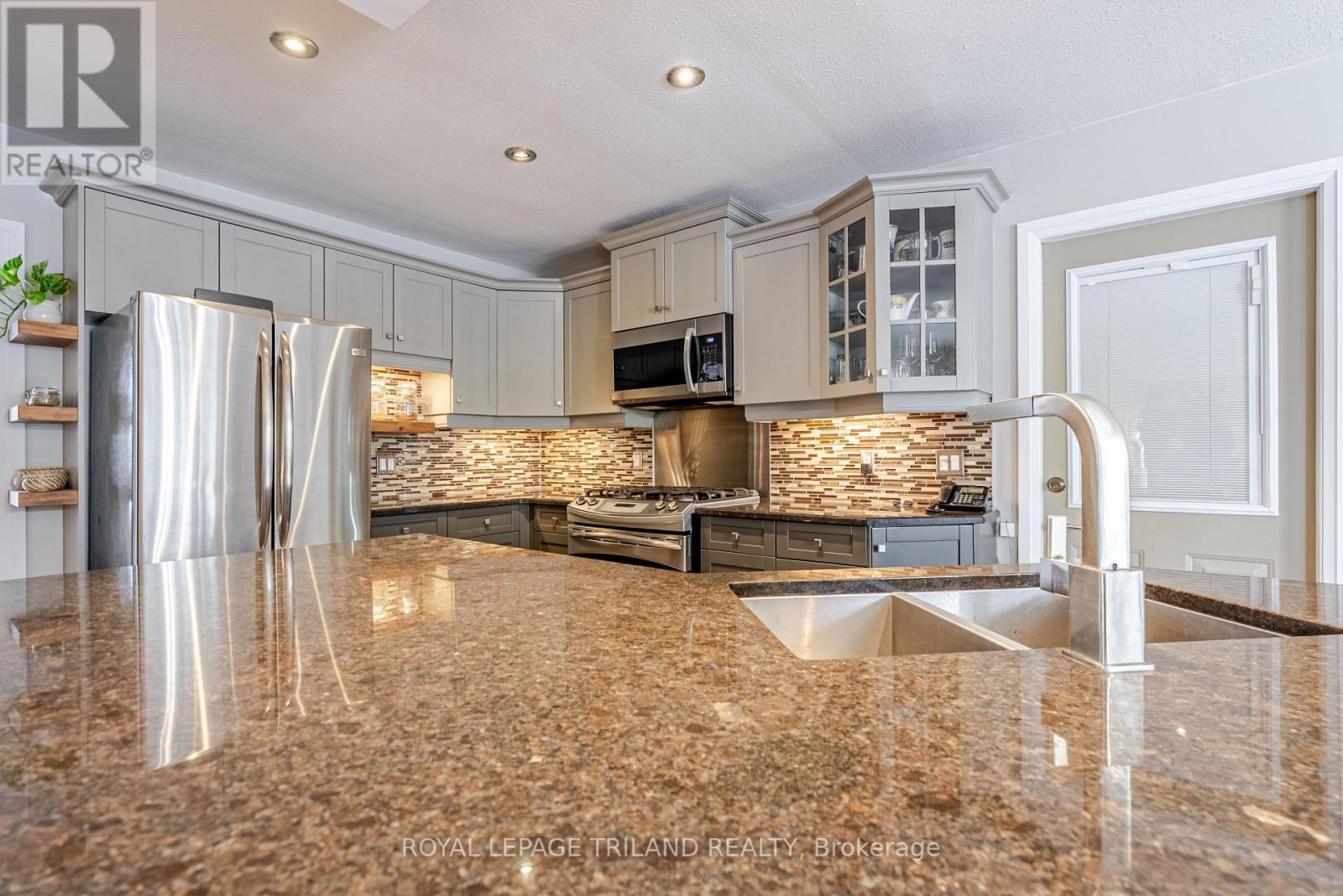 231 Thames Crescent, Thames Centre, Ontario  N0L 1G0 - Photo 14 - X12918048