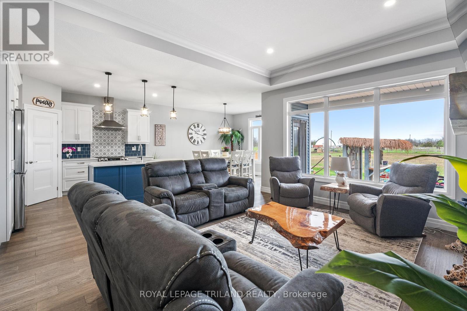 160 Elizabeth Street, Lambton Shores, Ontario N0M 2N0 - Photo 13 - X12918076