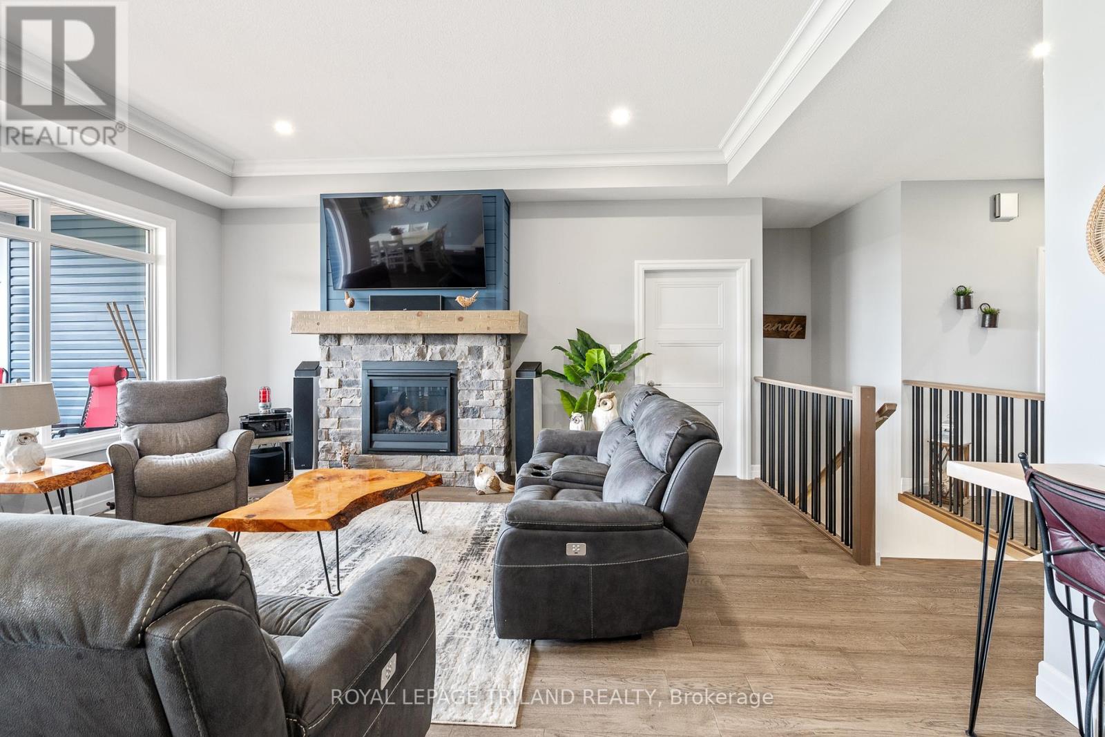 160 Elizabeth Street, Lambton Shores, Ontario N0M 2N0 - Photo 16 - X12918076