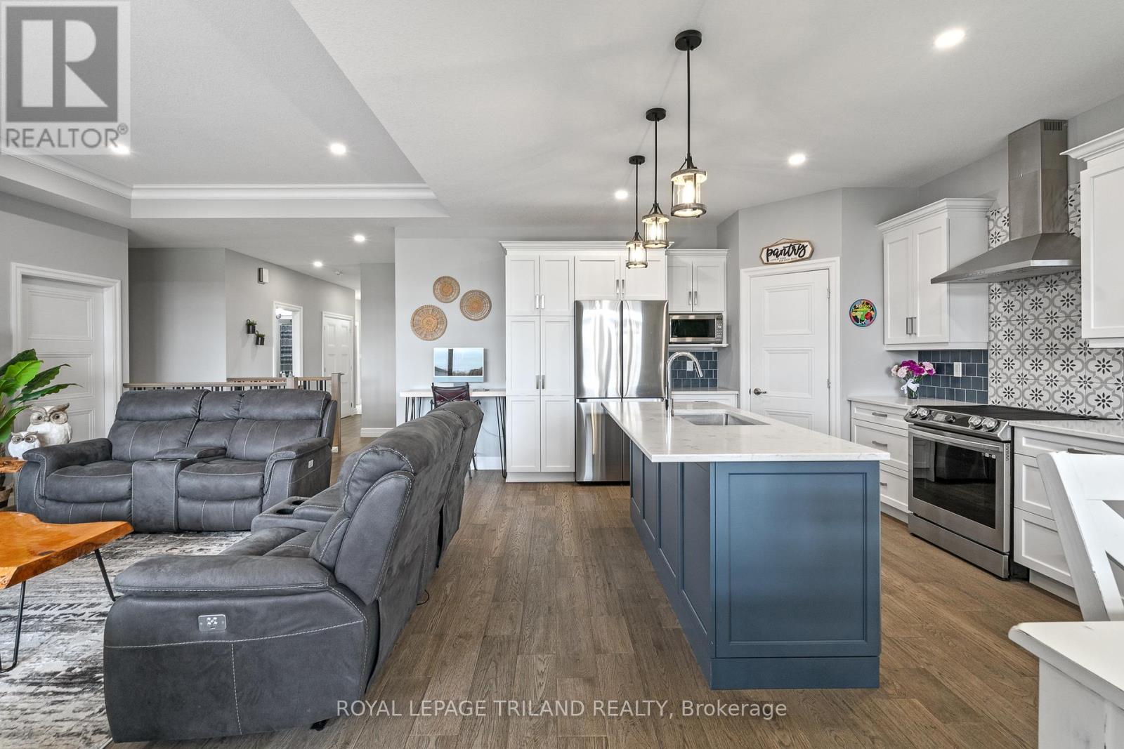 160 Elizabeth Street, Lambton Shores, Ontario N0M 2N0 - Photo 18 - X12918076