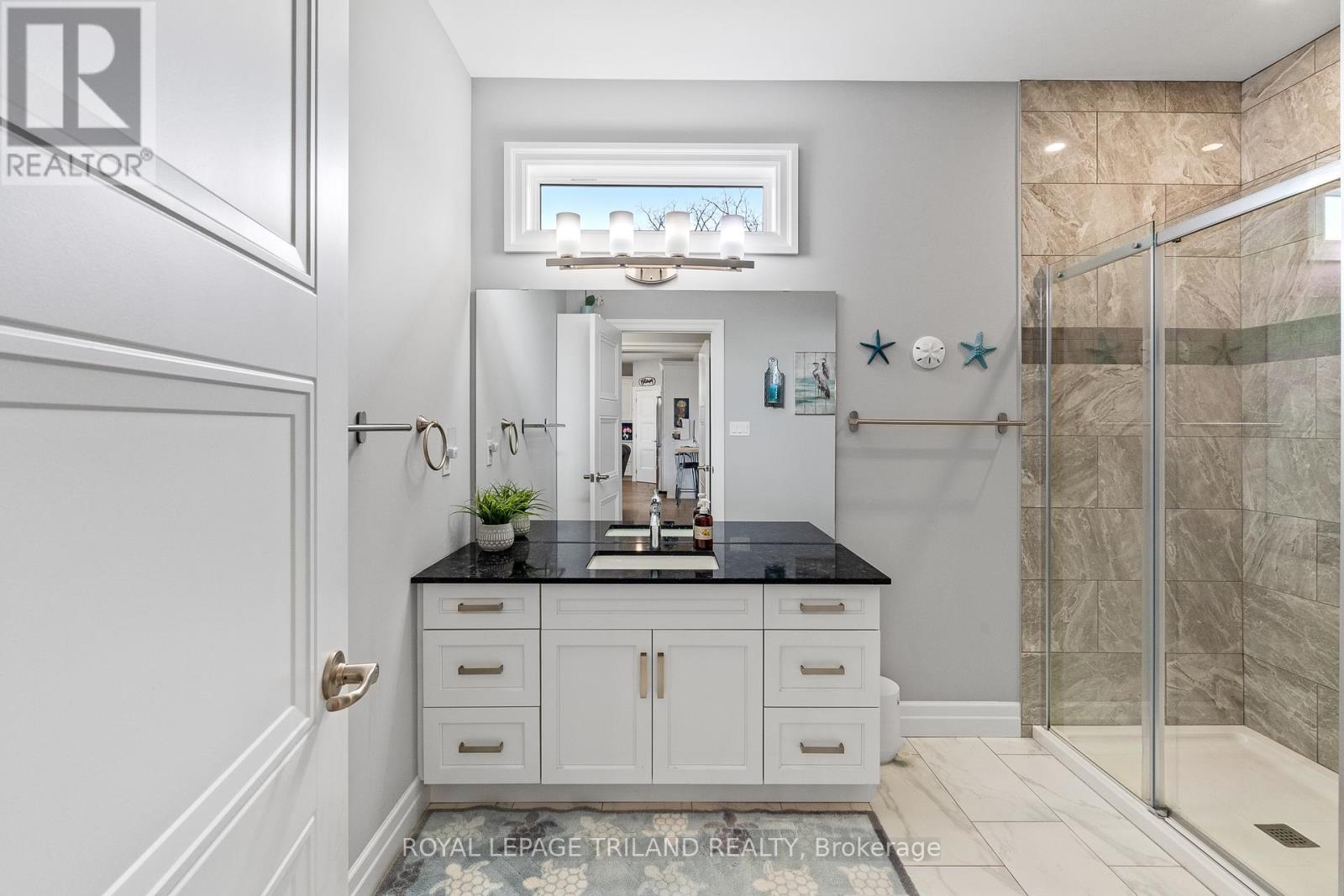 160 Elizabeth Street, Lambton Shores, Ontario N0M 2N0 - Photo 25 - X12918076