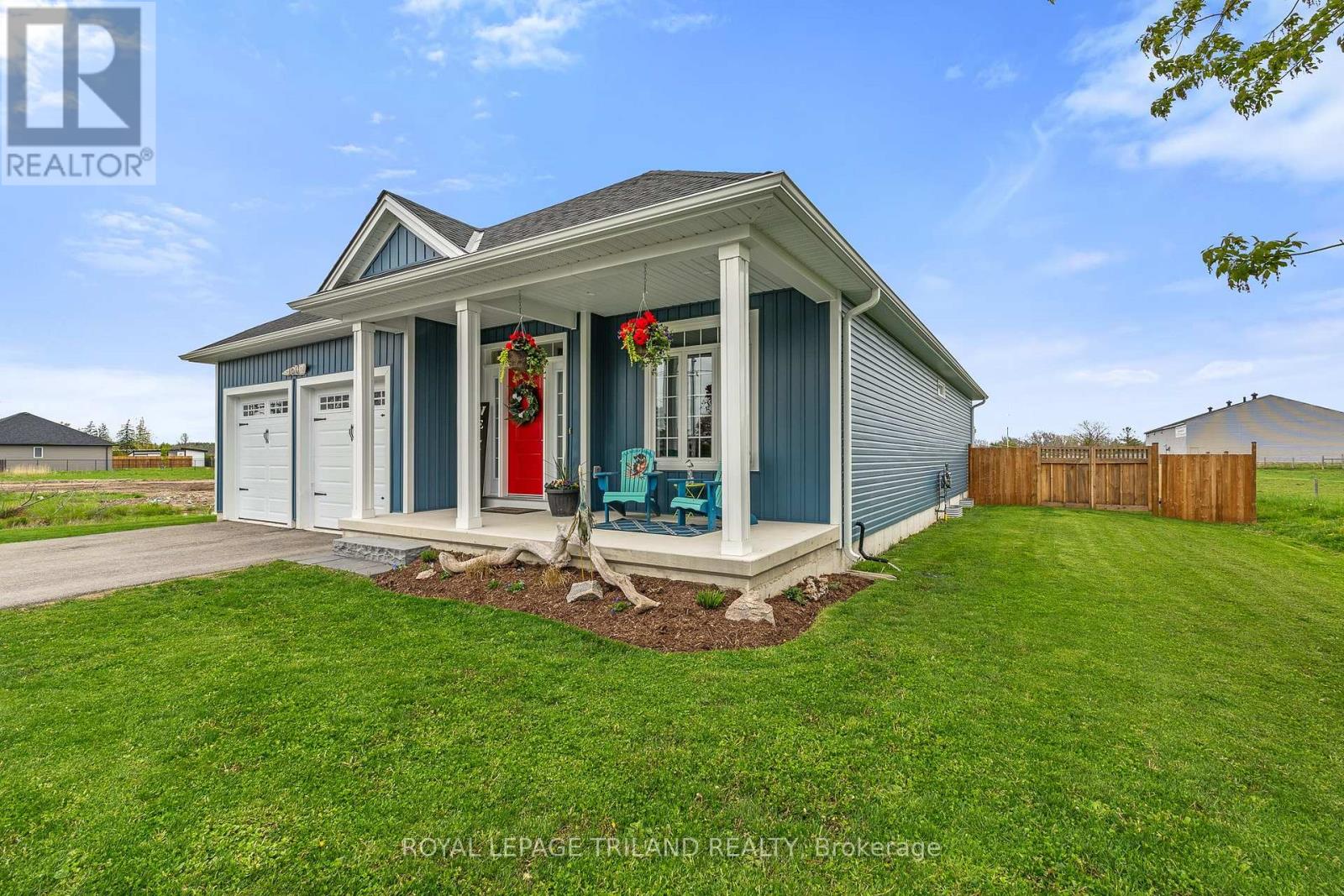 160 Elizabeth Street, Lambton Shores, Ontario N0M 2N0 - Photo 5 - X12918076