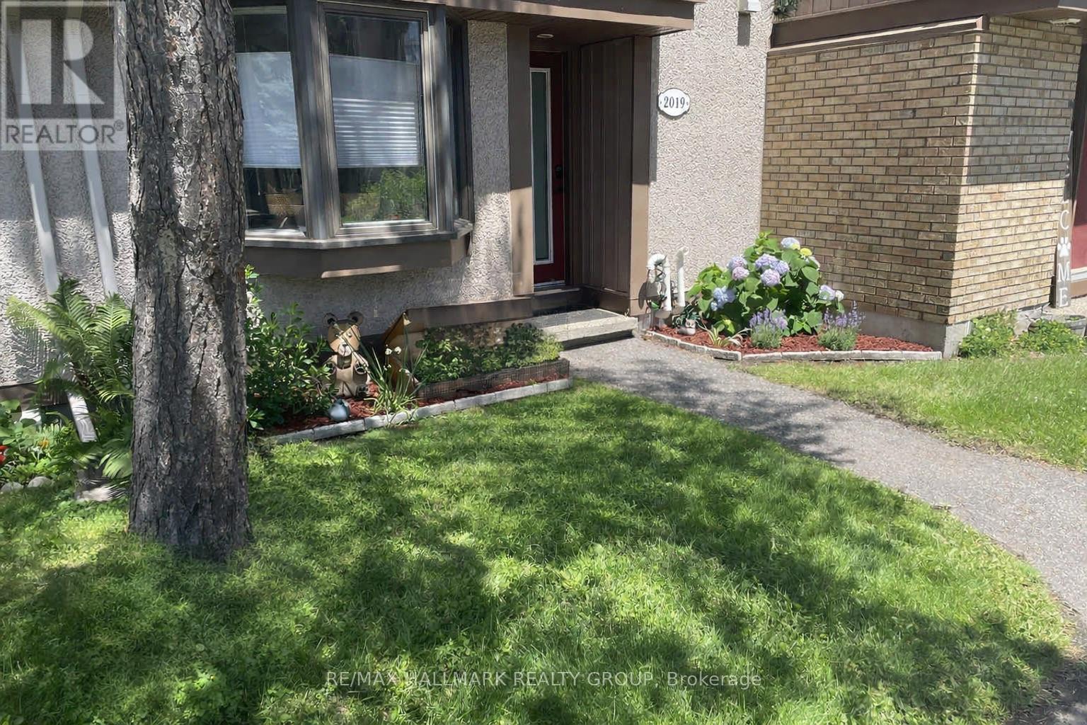 31 - 2019 Stonehenge Crescent, Ottawa, Ontario K1B 4N7 - Photo 2 - X12918080