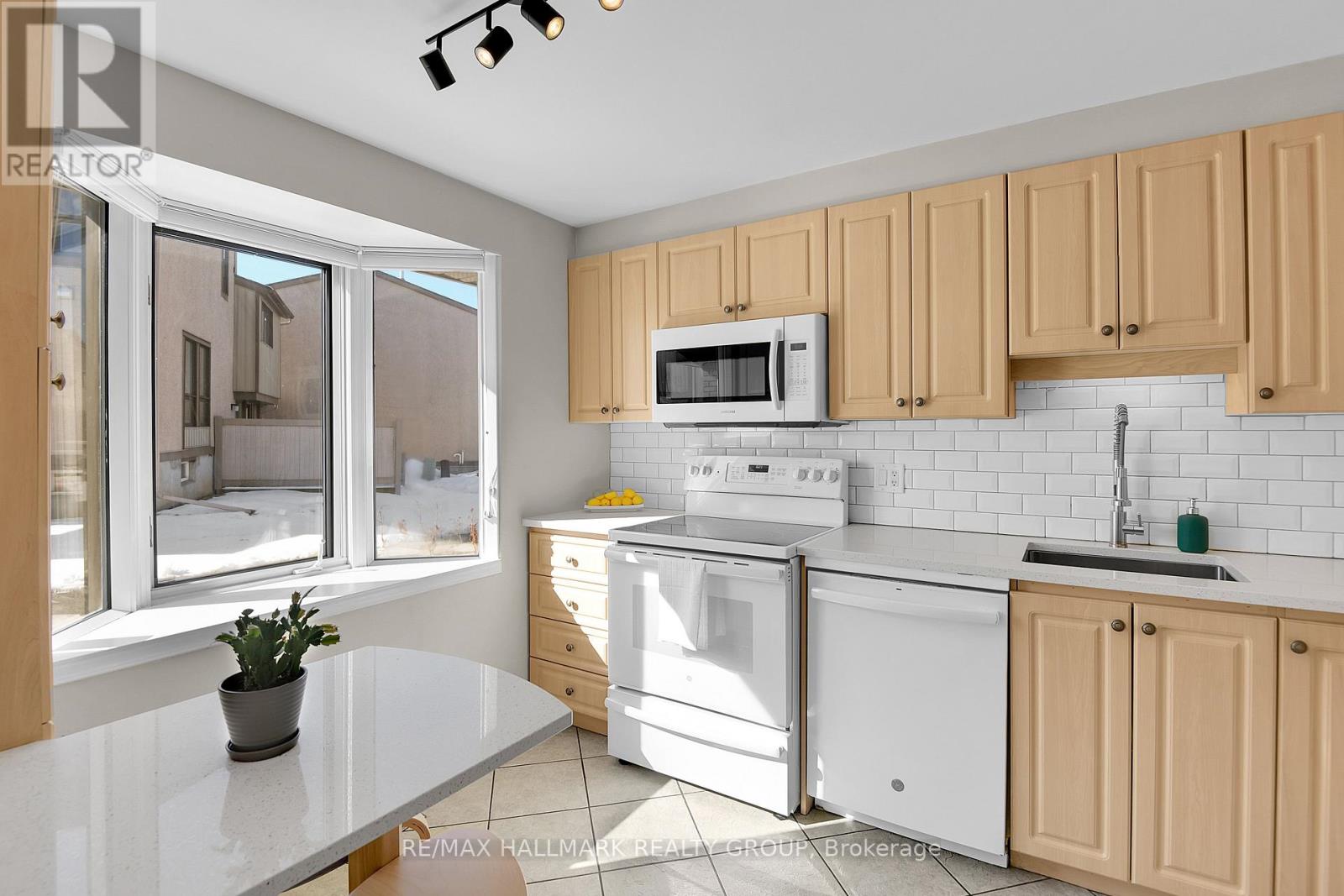 31 - 2019 Stonehenge Crescent, Ottawa, Ontario K1B 4N7 - Photo 7 - X12918080