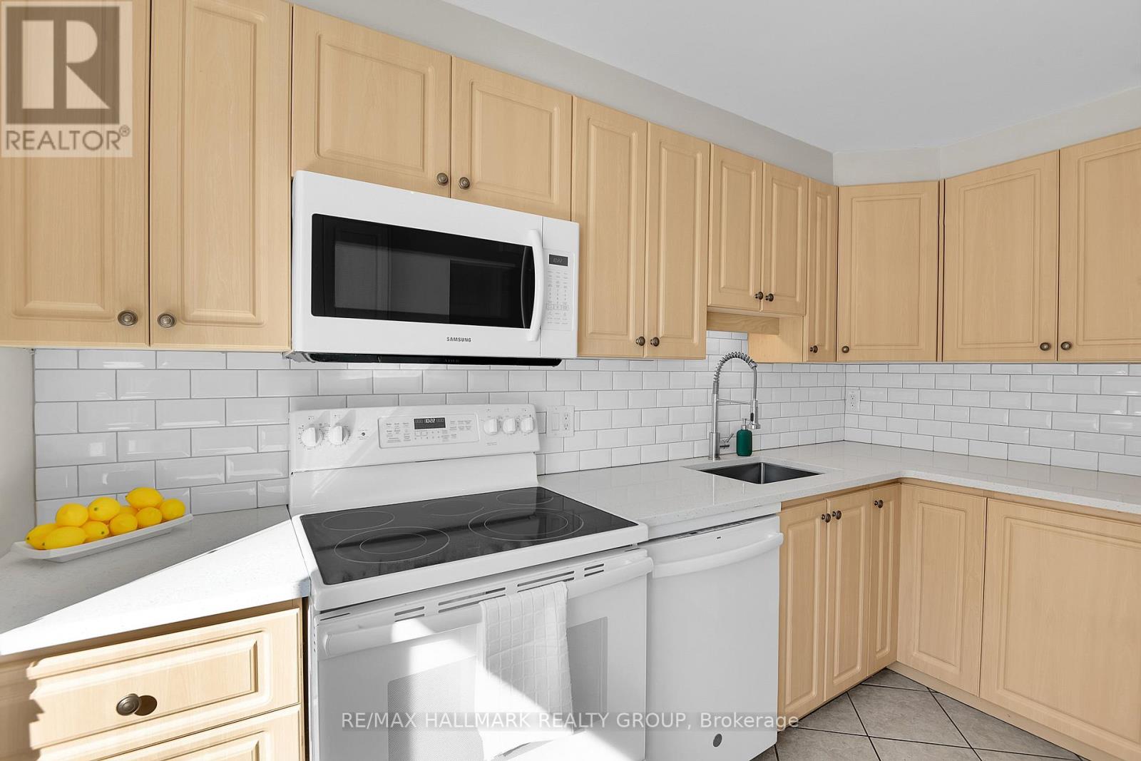 31 - 2019 Stonehenge Crescent, Ottawa, Ontario K1B 4N7 - Photo 9 - X12918080