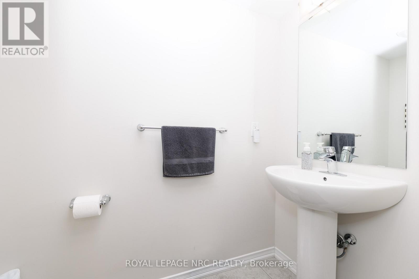 7794 White Pine Crescent, Niagara Falls, Ontario  L2H 3R4 - Photo 4 - X12918054