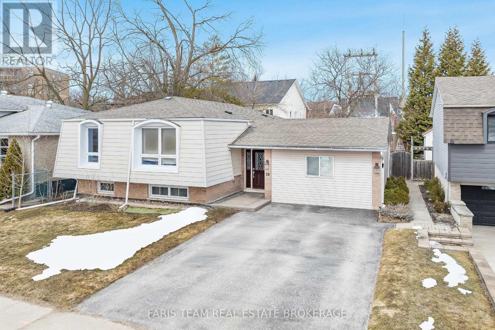 20 INDIAN ARROW ROAD, Barrie, Ontario