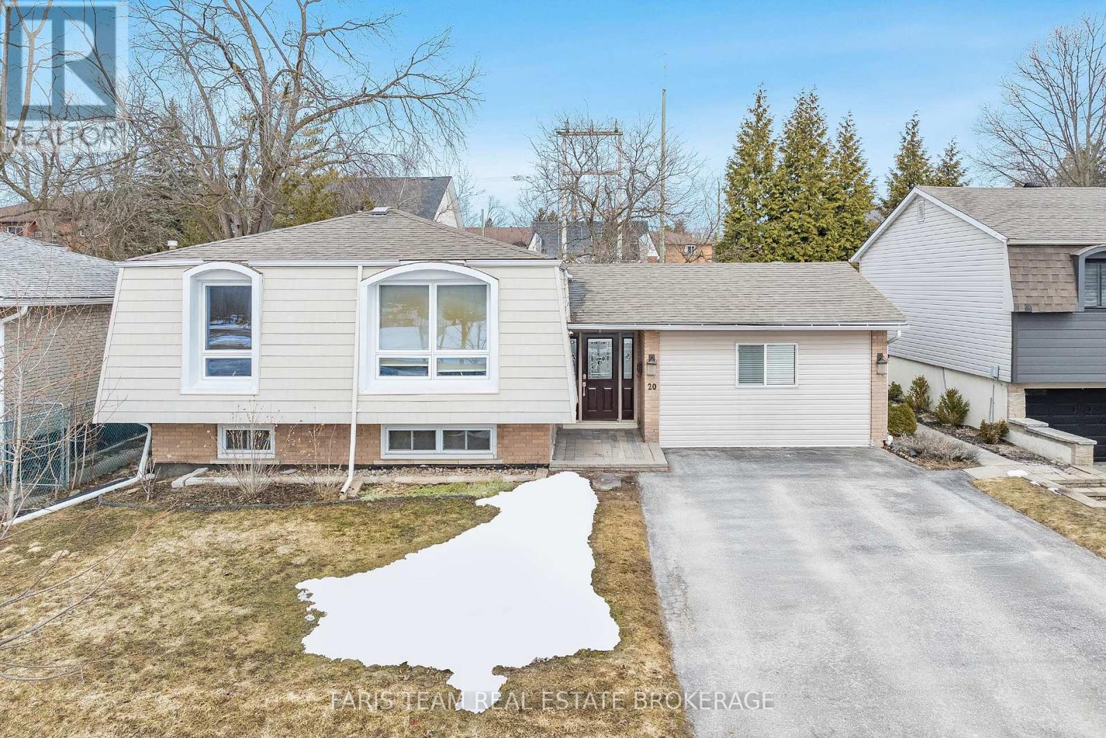 20 Indian Arrow Road, Barrie, Ontario  L4M 5G3 - Photo 2 - S12909306