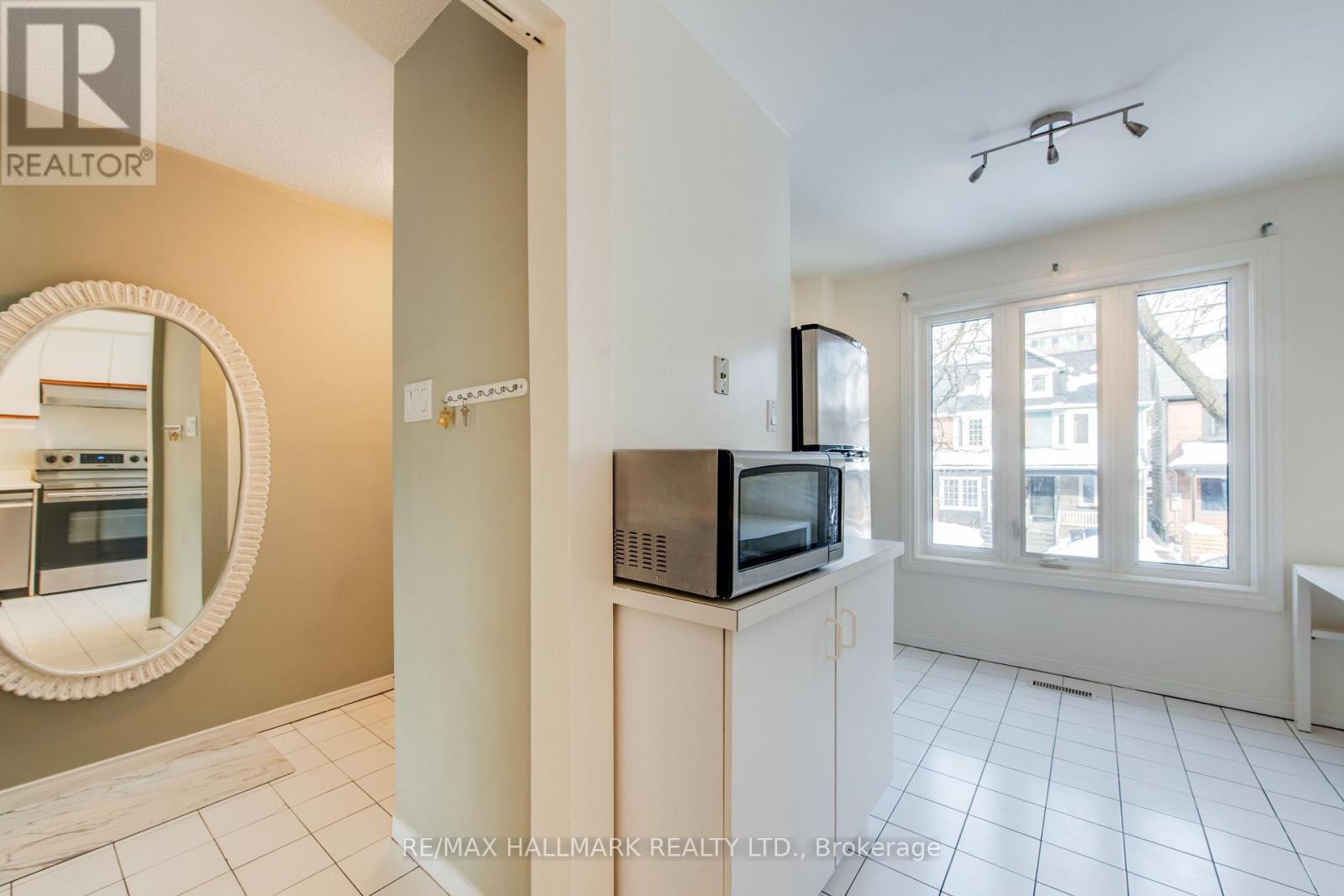 6 Empire Avenue, Toronto, Ontario  M4M 2L4 - Photo 3 - E12918024