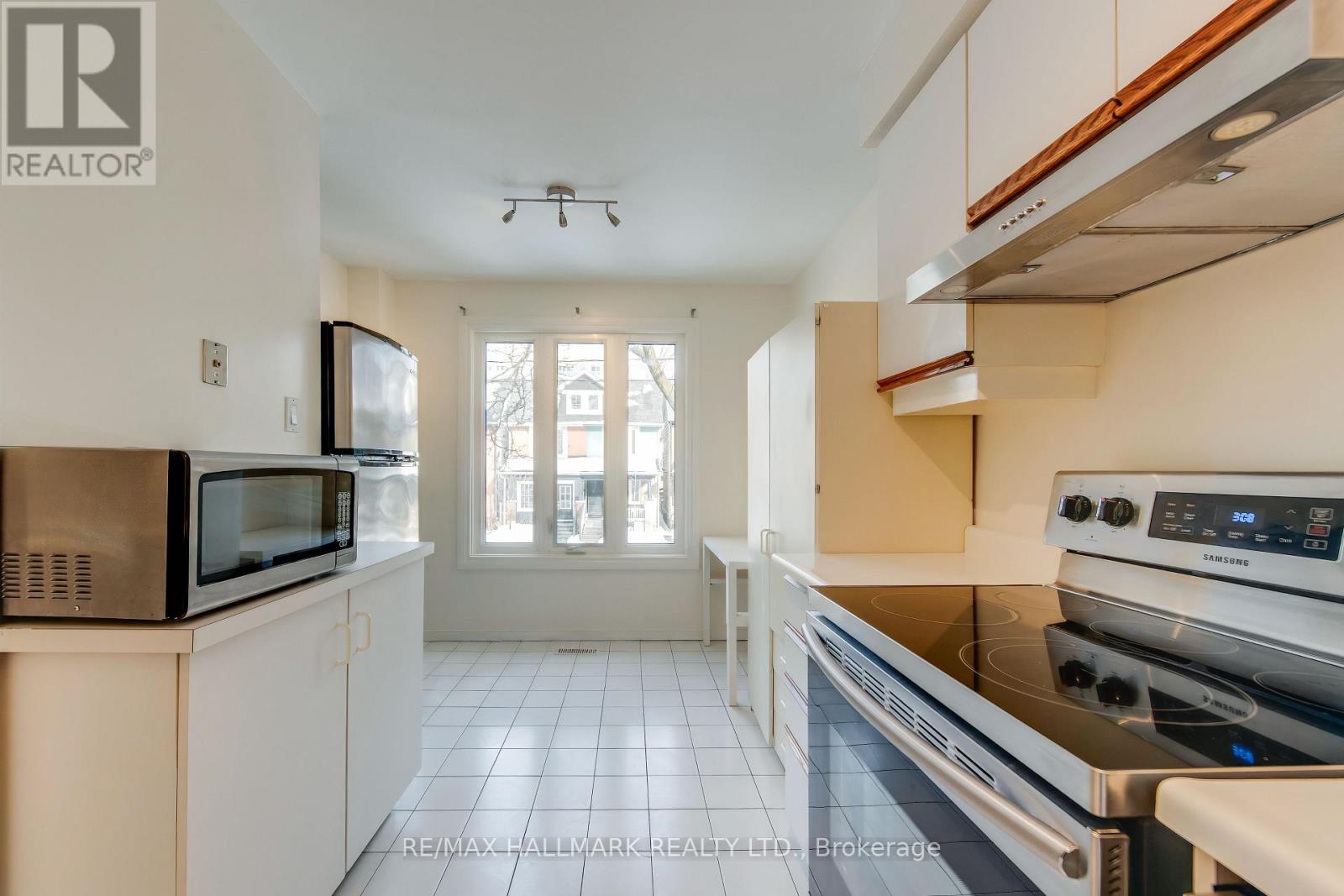 6 Empire Avenue, Toronto, Ontario  M4M 2L4 - Photo 4 - E12918024