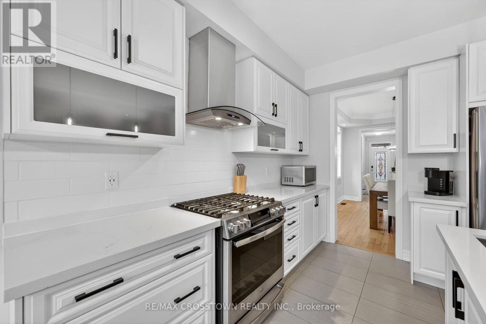 30 Hutton Crescent, Essa, Ontario  L3W 0R6 - Photo 9 - N12918038