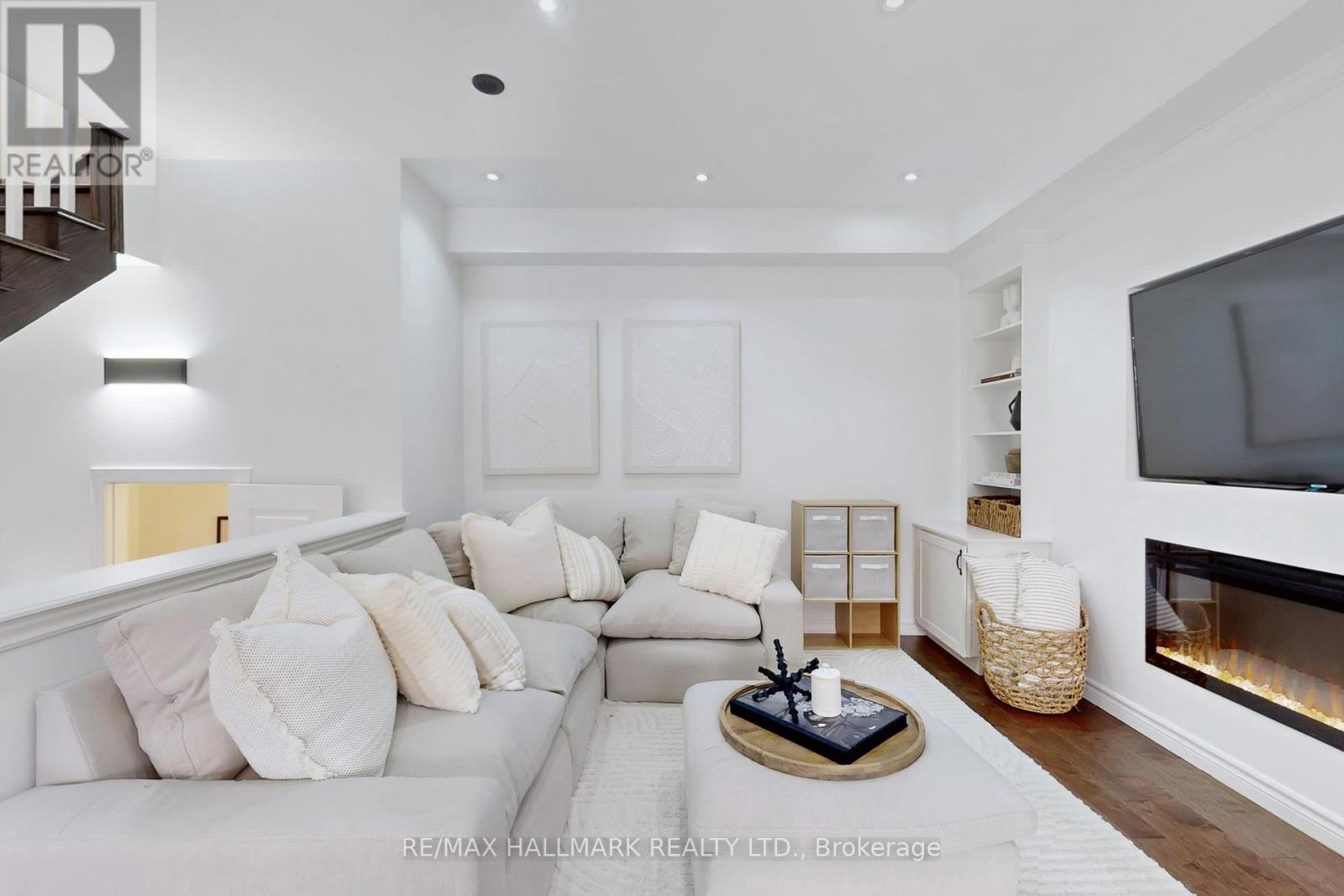 19 Wimshaw Lane, Whitchurch-Stouffville, Ontario L4A 1Y5 - Photo 7 - N12918114