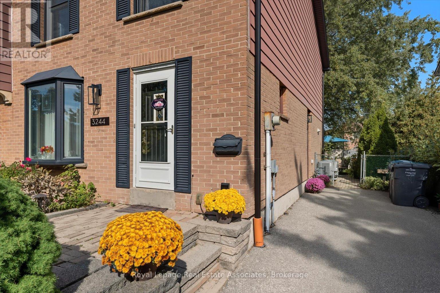 3244 Mainsail Crescent, Mississauga, Ontario  L5L 1H2 - Photo 2 - W12918022