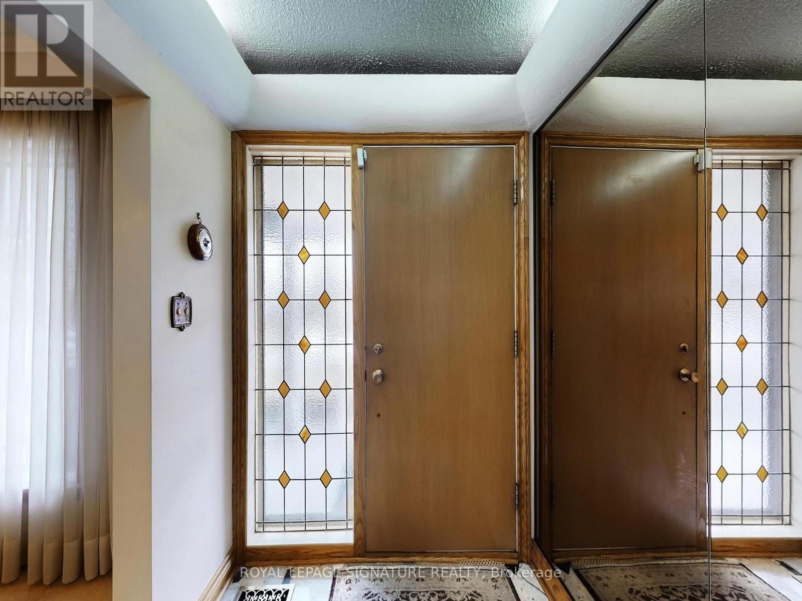 27 Knowland Drive, Toronto, Ontario  M9A 4L7 - Photo 5 - W12918110