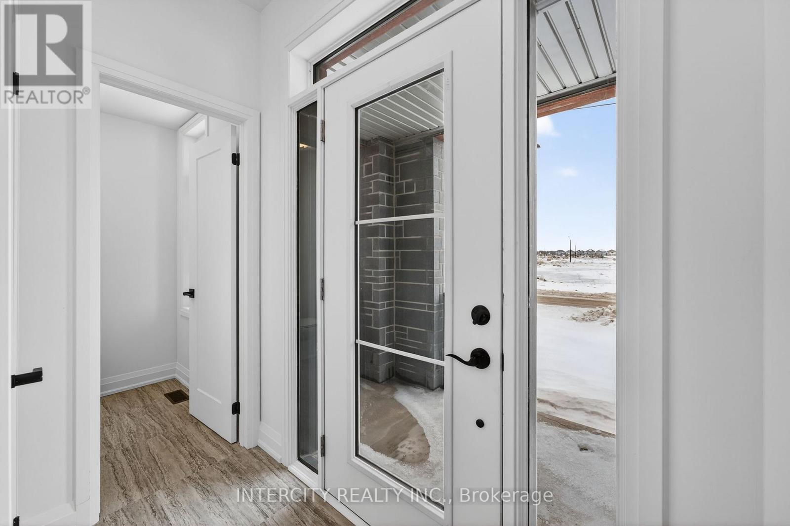 32 Legacy Circle, Wasaga Beach, Ontario L9Z 0M5 - Photo 4 - S12917002