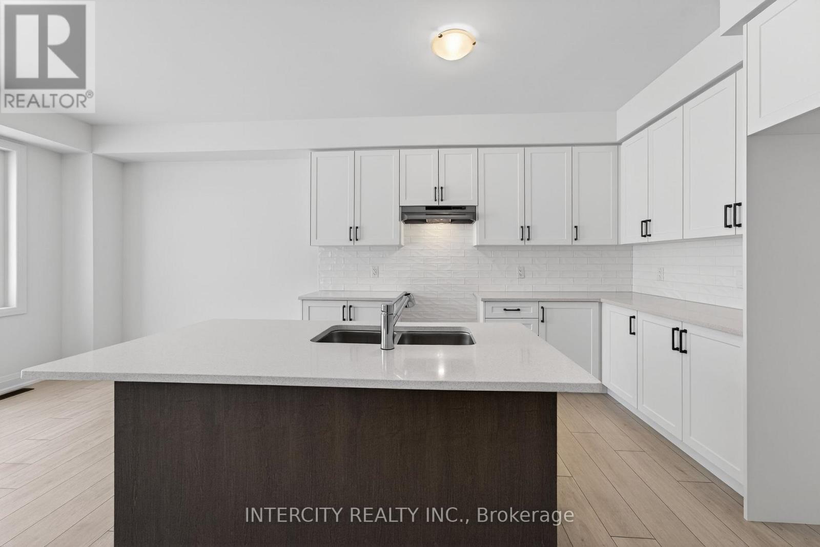 32 Legacy Circle, Wasaga Beach, Ontario L9Z 0M5 - Photo 8 - S12917002