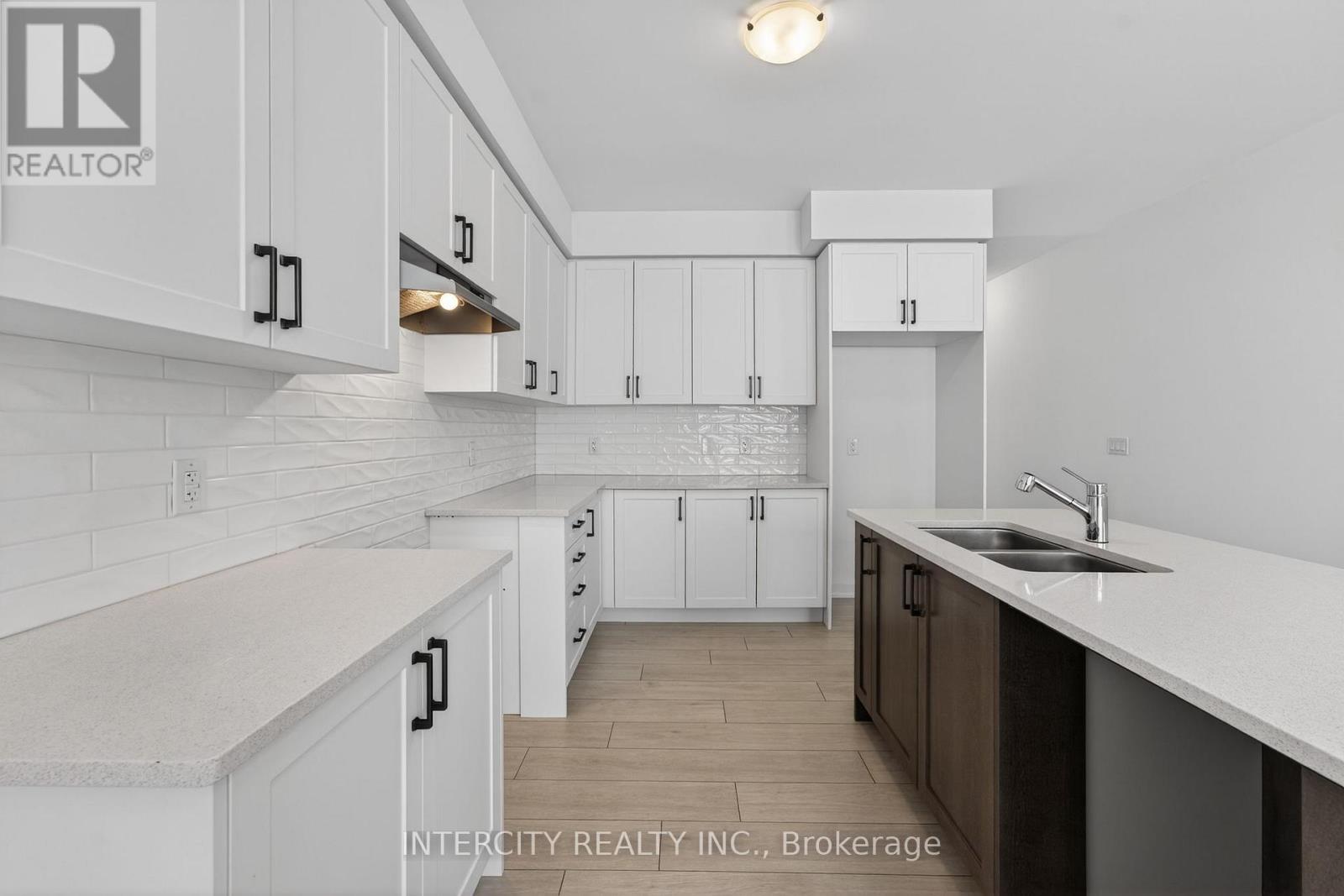 32 Legacy Circle, Wasaga Beach, Ontario L9Z 0M5 - Photo 12 - S12917002