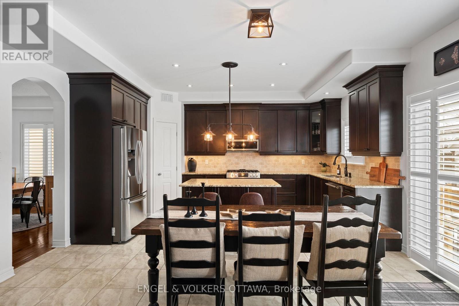 407 Landswood Way, Ottawa, Ontario  K2S 0A3 - Photo 5 - X12918316