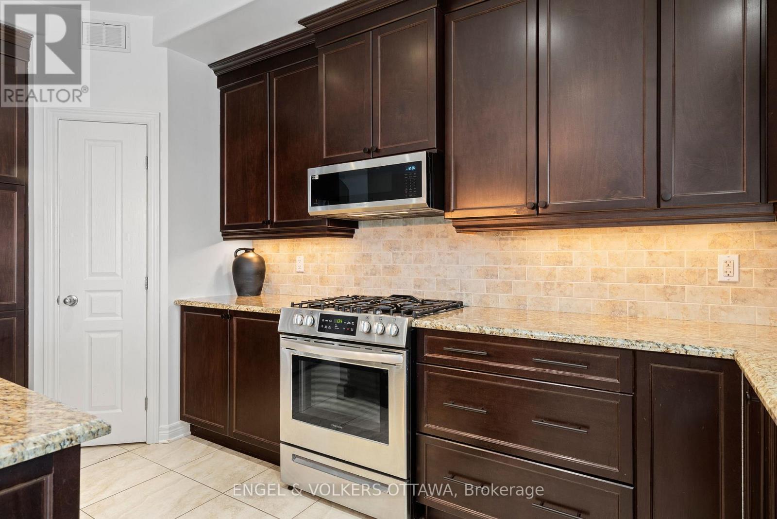 407 Landswood Way, Ottawa, Ontario  K2S 0A3 - Photo 8 - X12918316