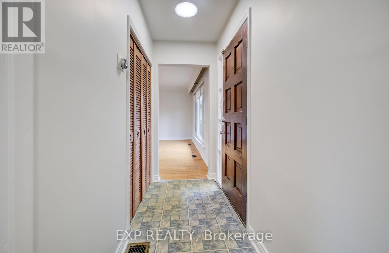 542 Trudale Court, Oakville, Ontario  L6L 4H1 - Photo 3 - W12918300