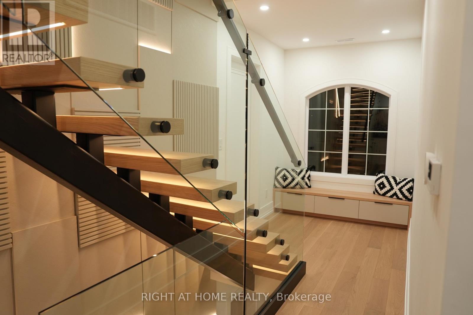 33 Thorndale Avenue, Toronto, Ontario  M8X 1W8 - Photo 30 - W12811690