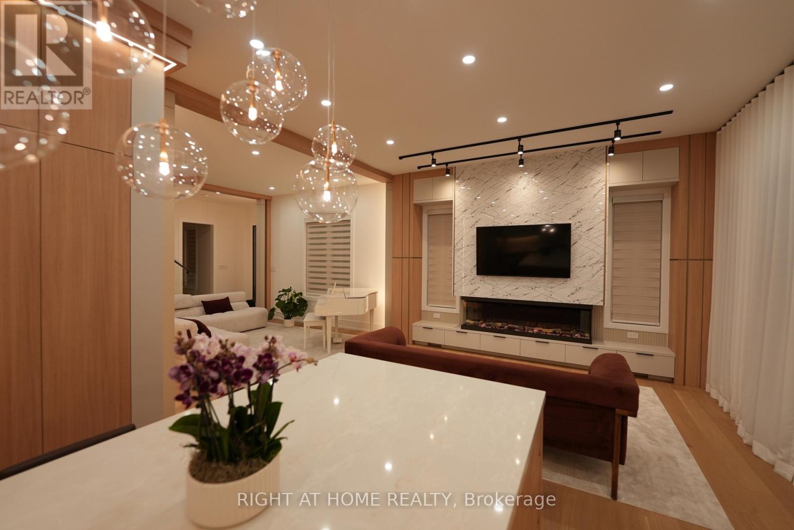 33 Thorndale Avenue, Toronto, Ontario  M8X 1W8 - Photo 6 - W12811690