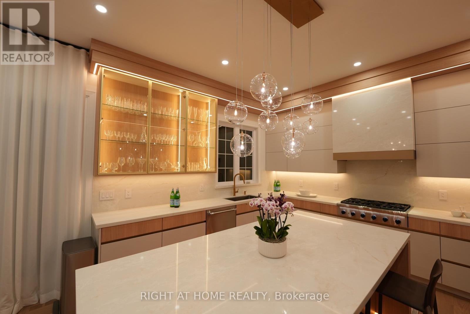 33 Thorndale Avenue, Toronto, Ontario  M8X 1W8 - Photo 5 - W12811690