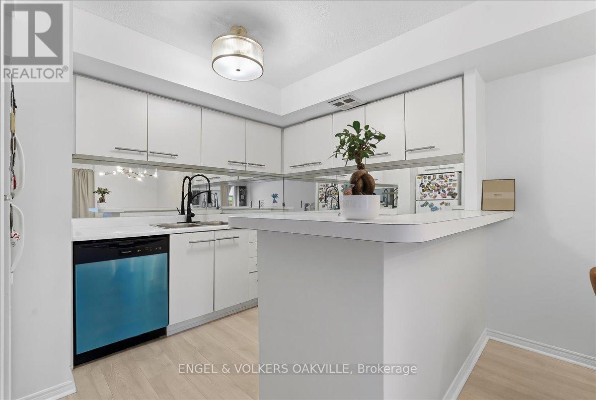 1811 - 25 The Esplanade, Toronto, Ontario  M5E 1W5 - Photo 9 - C12918498