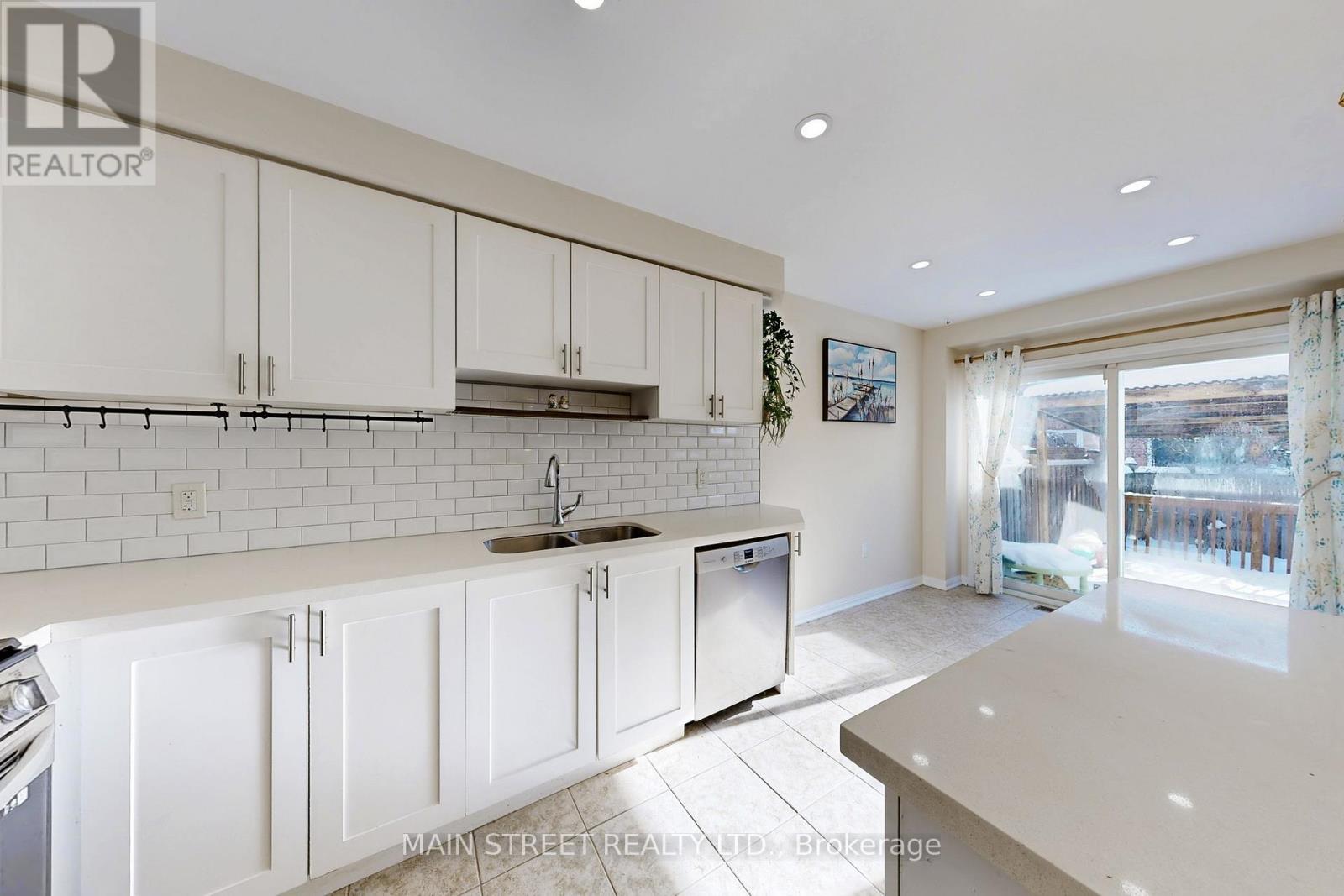 20 Dougherty Crescent, Whitchurch-Stouffville, Ontario  L4A 0A6 - Photo 15 - N12918230