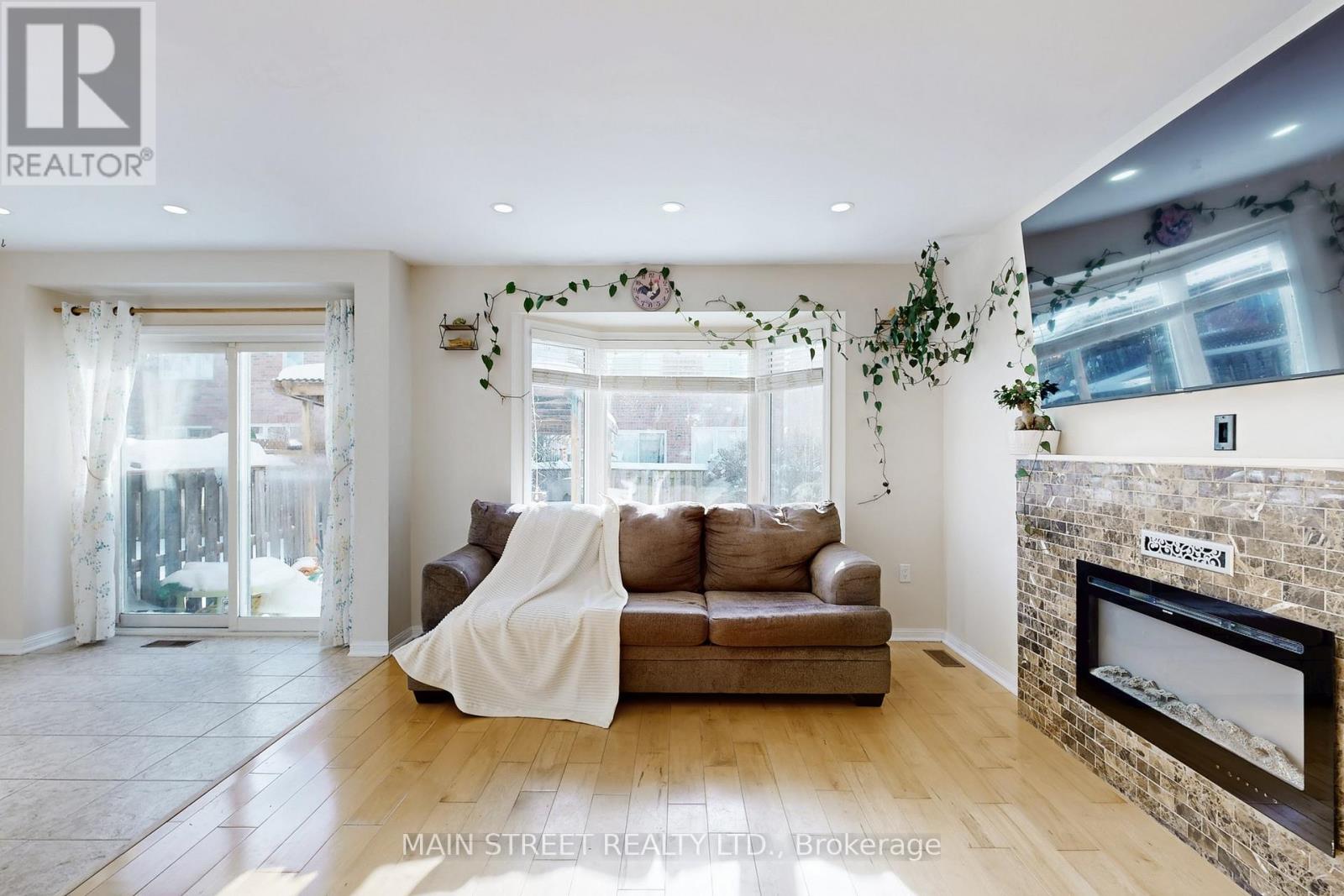 20 Dougherty Crescent, Whitchurch-Stouffville, Ontario  L4A 0A6 - Photo 4 - N12918230