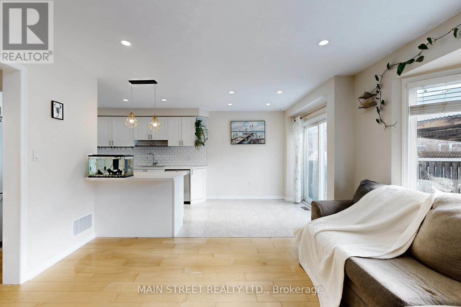 20 Dougherty Crescent, Whitchurch-Stouffville, Ontario  L4A 0A6 - Photo 6 - N12918230