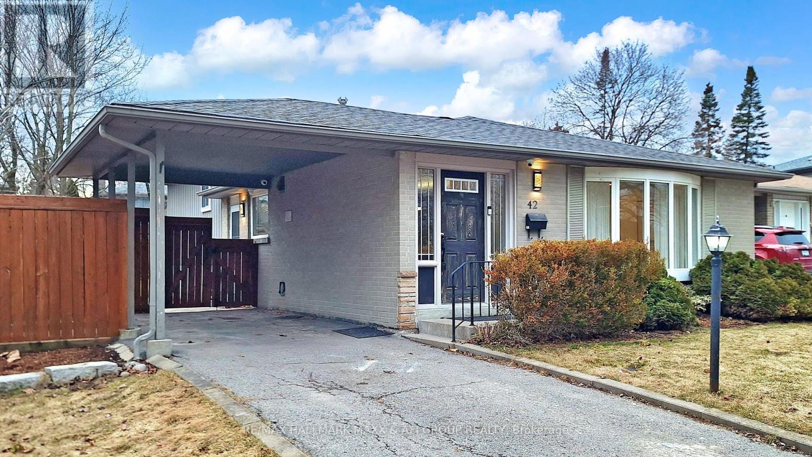 42 DEVINS DRIVE, Aurora, Ontario