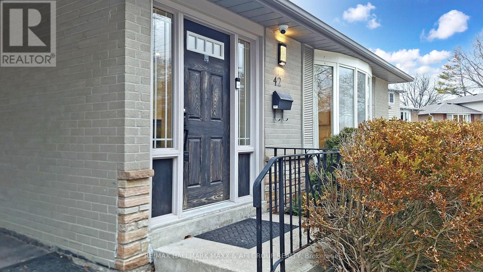 42 Devins Drive, Aurora, Ontario  L4G 2Z1 - Photo 2 - N12918258