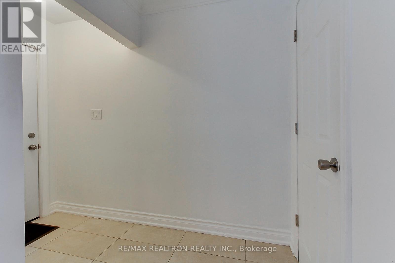 36 Farr Avenue, East Gwillimbury, Ontario  L0G 1V0 - Photo 2 - N12918280