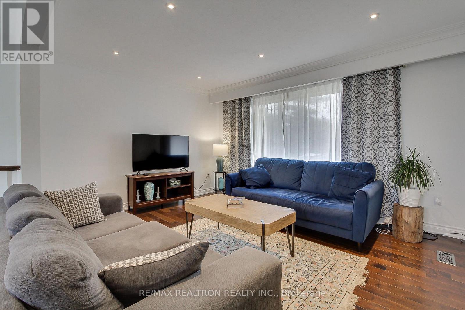 36 Farr Avenue, East Gwillimbury, Ontario  L0G 1V0 - Photo 3 - N12918280