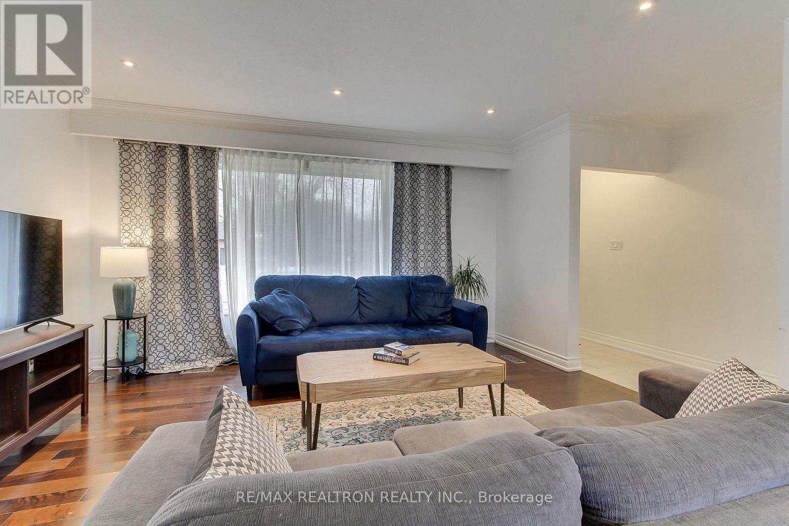 36 Farr Avenue, East Gwillimbury, Ontario  L0G 1V0 - Photo 4 - N12918280