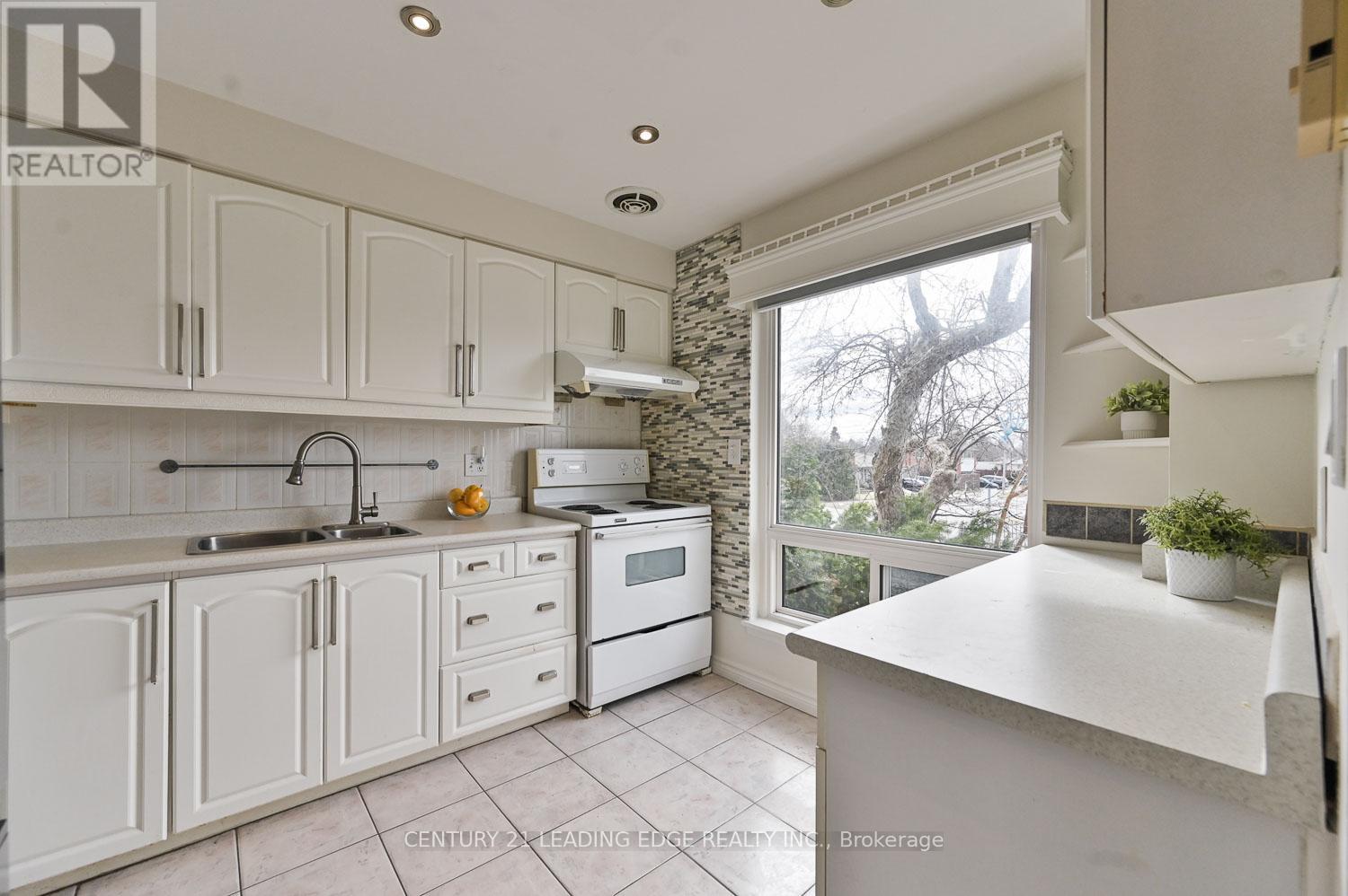 15 - 1 Wootten Way S, Markham, Ontario  L3P 3H7 - Photo 4 - N12918362