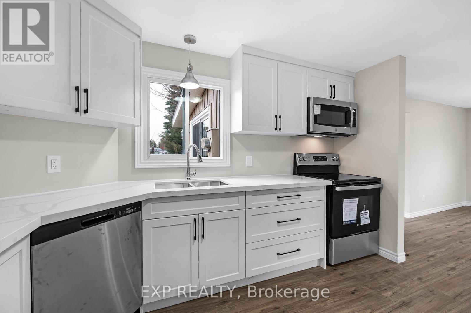 52 Corner Brook Trail, Innisfil, Ontario  L9S 1N6 - Photo 9 - N12918374