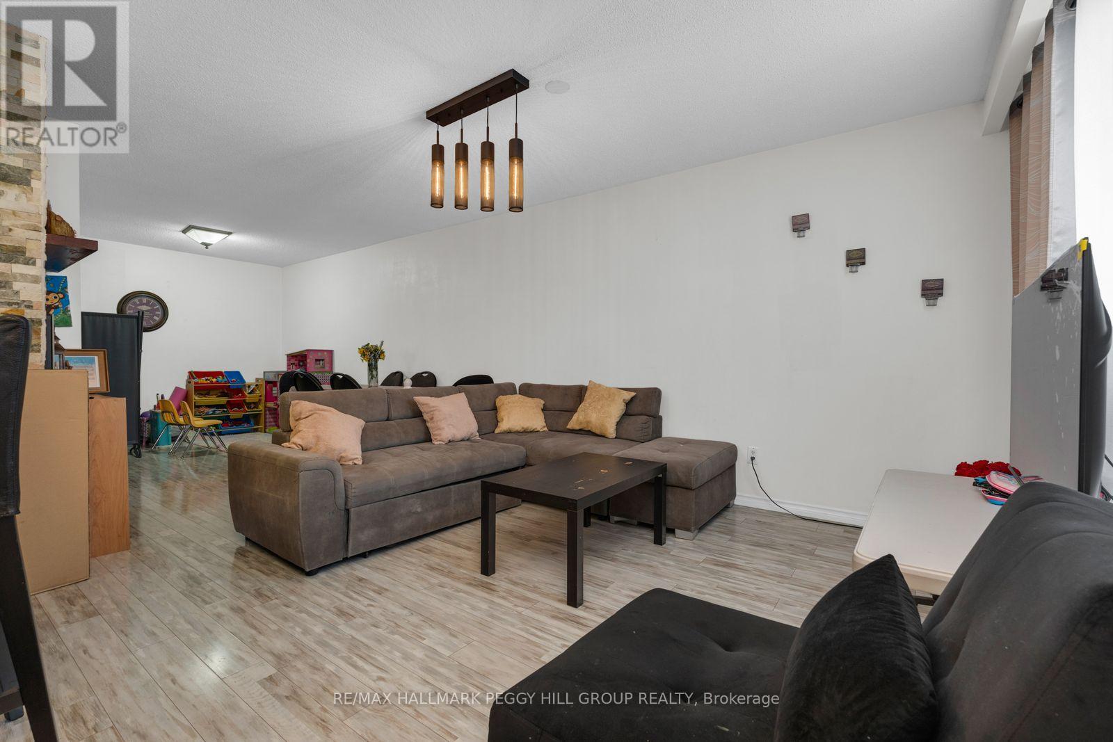 Upper - 53 Sanford Street, Barrie (Sanford), Ontario  L4N 3C3 - Photo 2 - S12918320