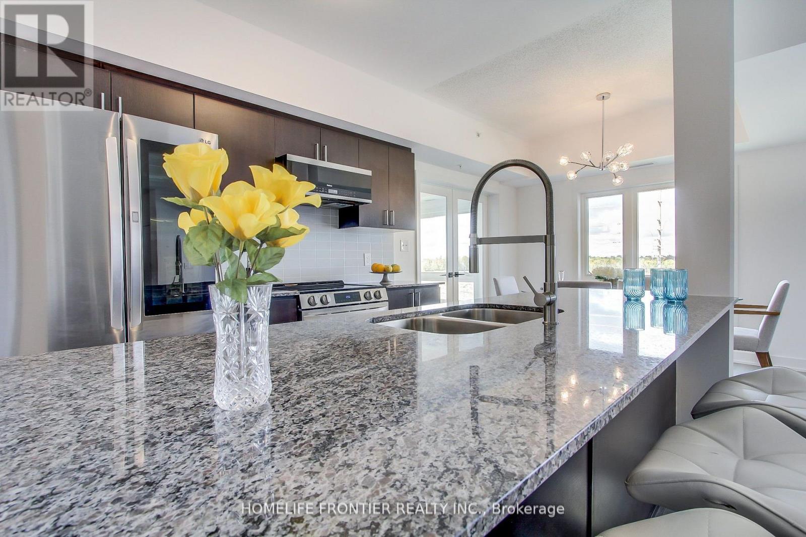 318 - 4 Spice Way, Barrie, Ontario  L9J 0M2 - Photo 11 - S12918322